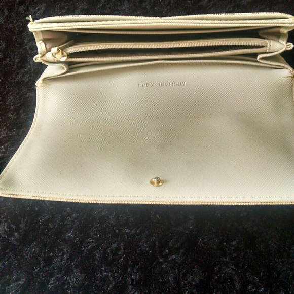 Michael Kors wallet. - Picture 3 of 8
